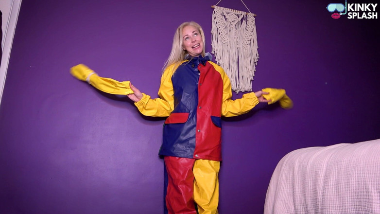 UKCuteGirl Lucy Lauren: Stiefmoeder kleedt je aan in regenkleding en steltlopers - geboeid handen &amp;...