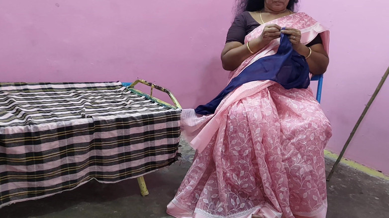 Mathvan: 泰米尔阿姨坐在椅子上工作，我轻轻抚摸她的大腿，吮吸这么多乳房，并与她发生性关系