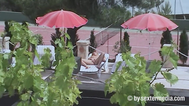 Sextermedia by Pete: Une Blonde Mature Filmée En Secret Dans Le Jardin