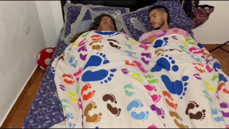 Miaandaxel: 在一个炎热的夜晚，我吃了我继兄弟的鸡巴 - 西班牙语色情