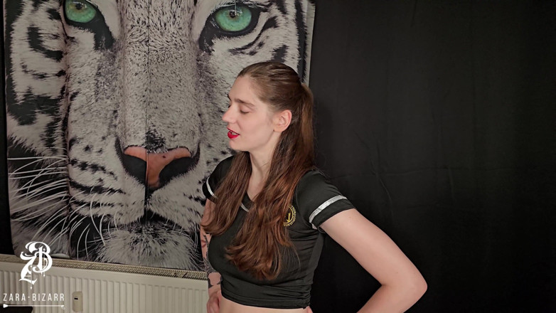 Zara Bizarr: Cheerleader Ballbusting Kul med lädertofflor