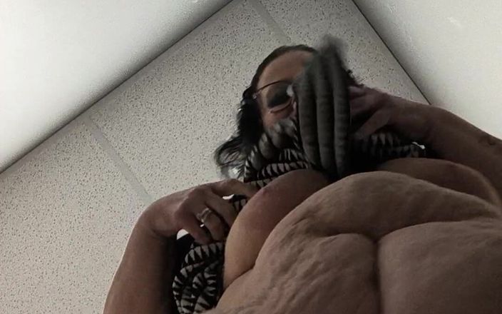 HerculesnVENUS: お父さんに腹を立てて、継母をファックして、彼女が床に噴き出すスコアまで