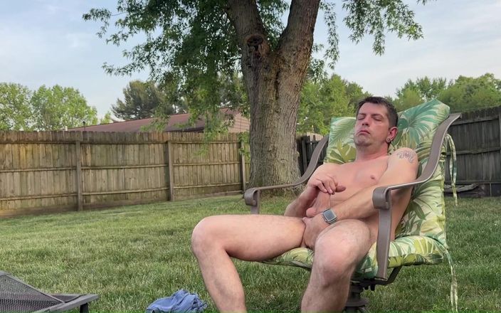 Jeffrey Jaxxon: Éjaculation dans l’arrière-cour - Jeffrey Jaxxon se branle au bord du...