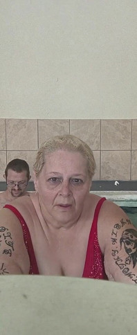 Velká krásná princezna saje jeho ptáka pod vodou se svým zlobivou nevlastním otcem