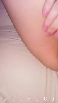 Une fille enceinte mince demande à ses demi-frères de pomper ses gros tétons et de baiser