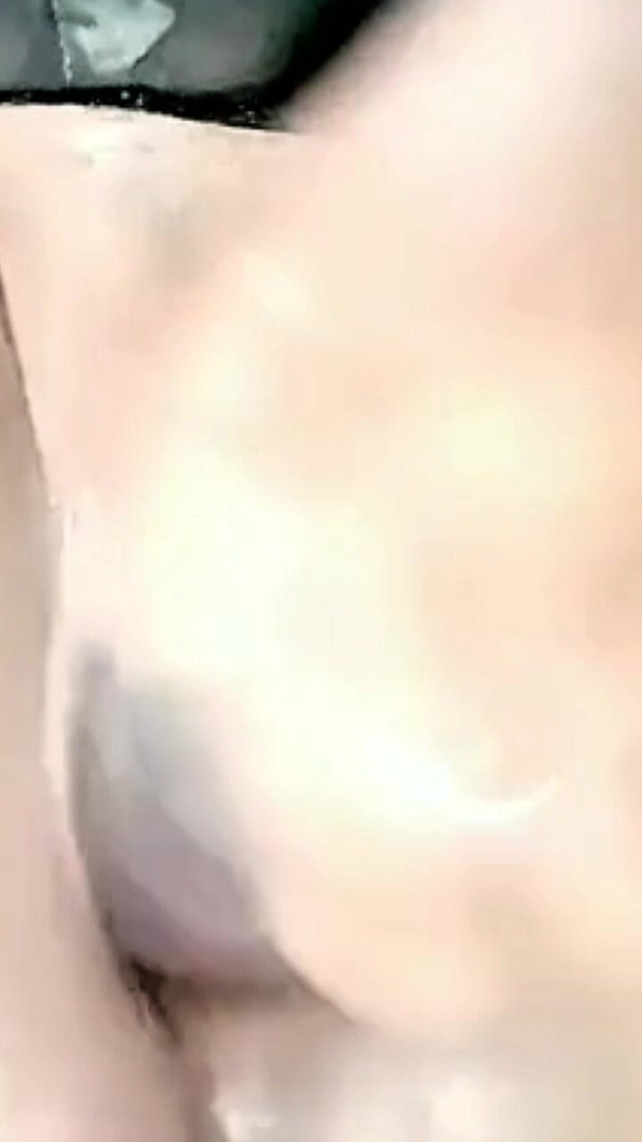 Novita_gemoy: बोतल से चूत खेलना