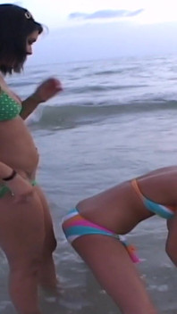 Três lindas universitárias naturais se exibindo na praia