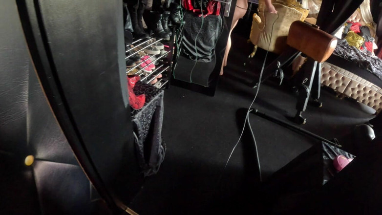 Queen_of_BDSM: Semasa vakum, saya akan tarik kelentit awak panjang!