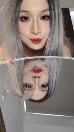 LolaCD: S002 - Femboy Cumshot na zrcadle a jí to