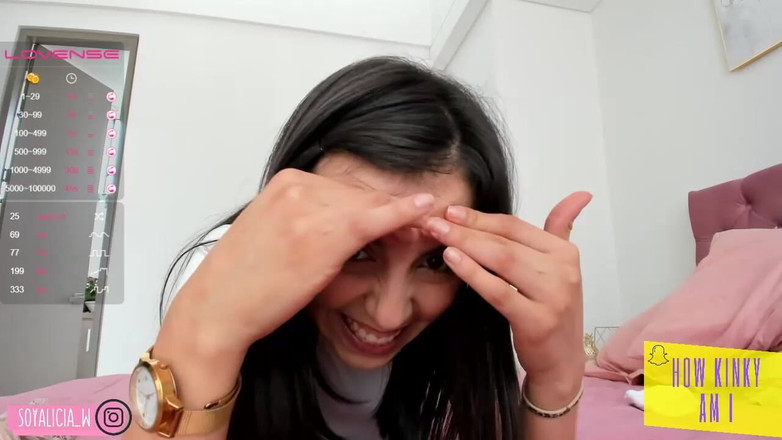 Cute Alice: 一个脸无辜的漂亮拉丁女郎化妆水她下垂的屁股上，并试图用她赤裸的屁股勾引你。