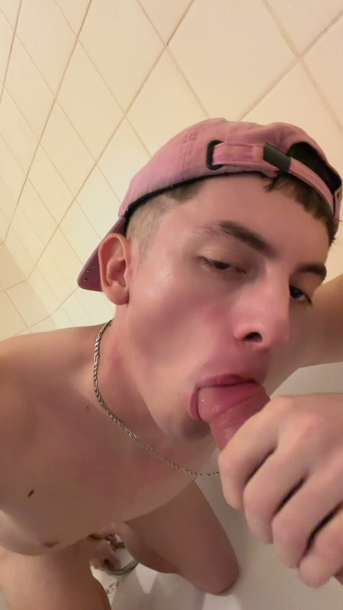 XsTwinkk: Twink Puts an Xxl Dildo in Her Ass and Moans