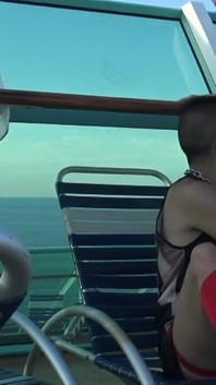 Gadis Asia muda berhubungan seks di atas kapal