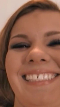 Blondýnka s velkými povislými prsy jezdí na velkém černém ptákovi a užívá si to