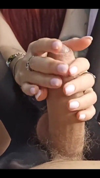 POV-handjob mit schwarzen nylonfüßen um schwanz und schmutziges sperma