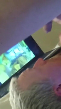 Intenzivní orgasmus z kouření sperma v ústech