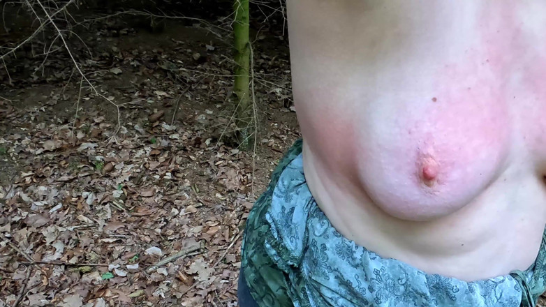 Bouncy Tits Action: Bardzo surowa kara w lesie