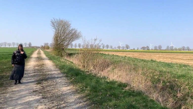 SweetSusi: Pisse en marchant dehors