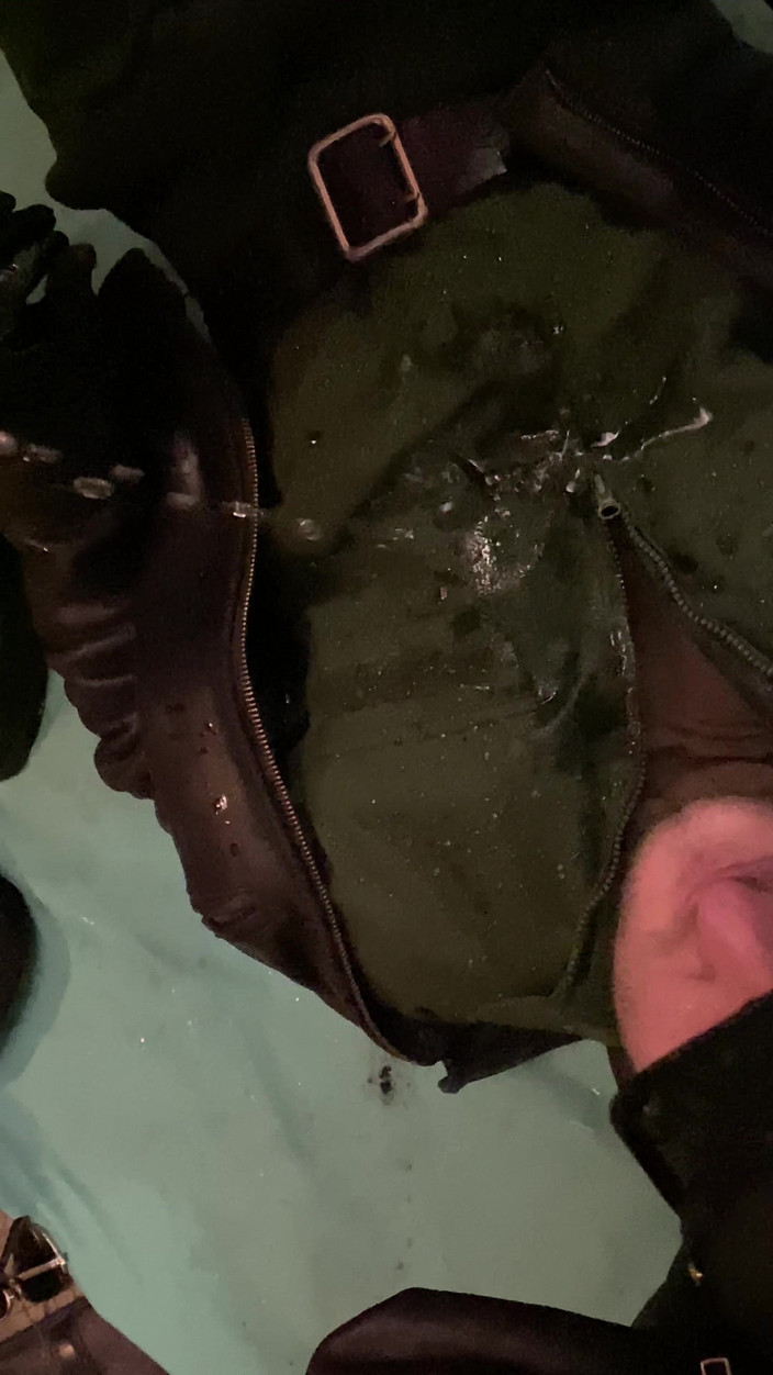 KinkySirius: Uomo militare russo che piscia sul poliziotto eccentrico