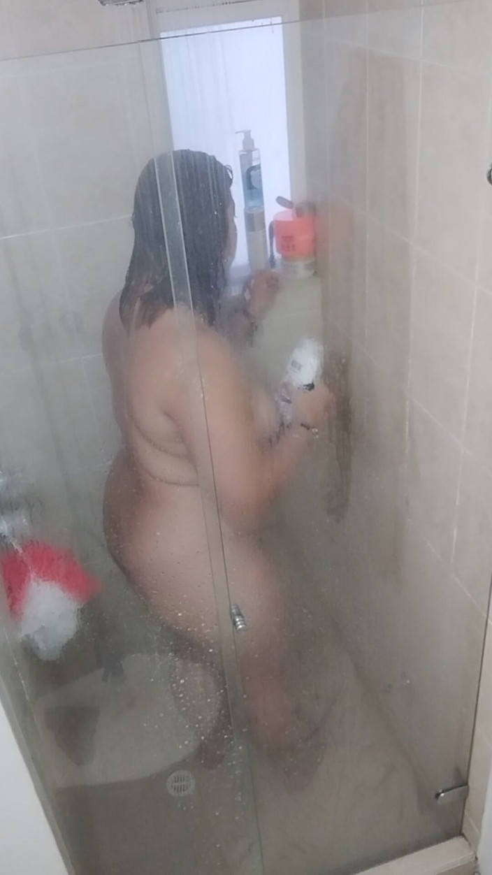 Nana Bela: La Ducha Maturina De Nana