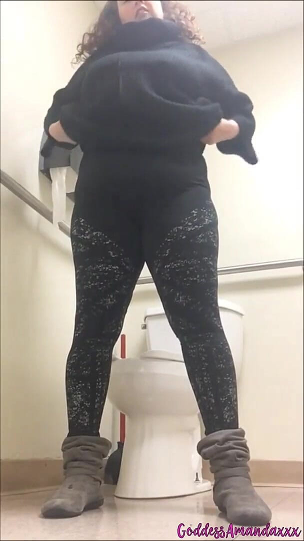 Curvy Brunette Loves Being Watched on the Toilet (Goddess Amandaxxx) Curvy Brunette Loves Being Watched on the Toilet (Goddess Amandaxxx)