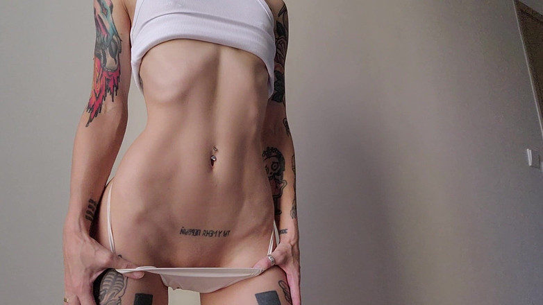 TattoedGirl666: 性感的挑逗：穿着白色的苗条女神