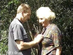 Nasty matures and dirty grannies club: Babička miluje venkovní sex