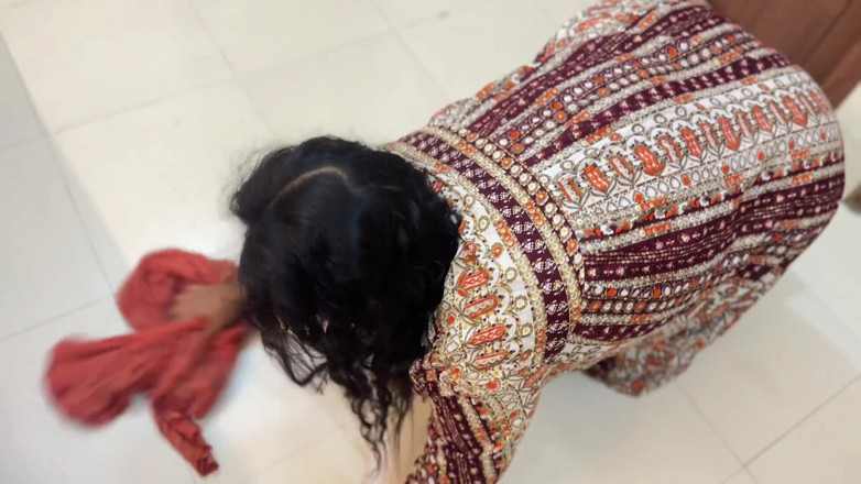 Aria Mia: Pembantu rumah panas Mesir yang berpantat besar tersangkut di bawah...