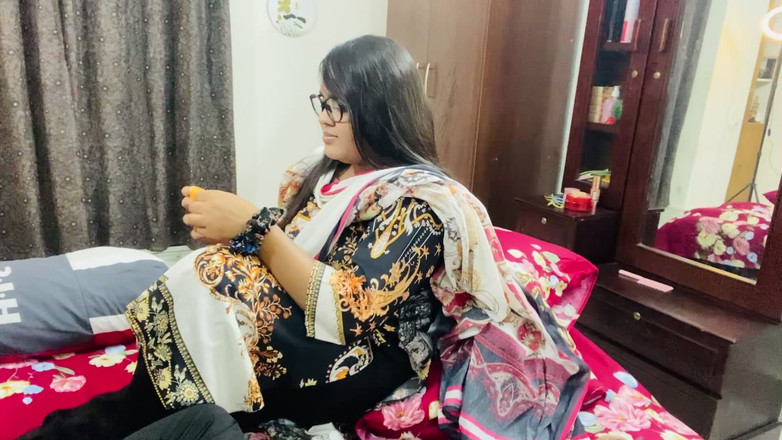 Nadiyaxxx02: शादीशुदा बड़ी बहन की छोटे भाई द्वारा चुदाई की जाती है और उसका पति विदेश में होने के कारण उसकी चूत पानी से बाहर हो जाती है ।