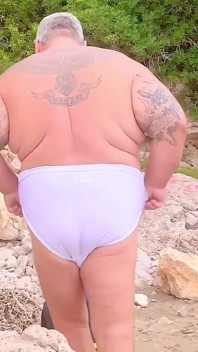 Capitão Homem Da Caverna Tem Orgasmo Com as Mãos Livres Depois De Habitar Na Caverna