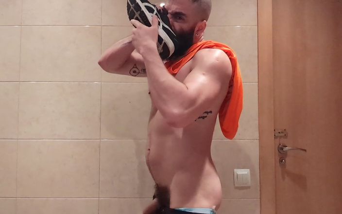 The bearded master: Bố thích ngửi mình sau khi được đào tạo.