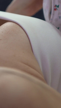 배다른아빠가 대학에 있는 동안 보지를 자위하는 핫한 몸 새엄마.