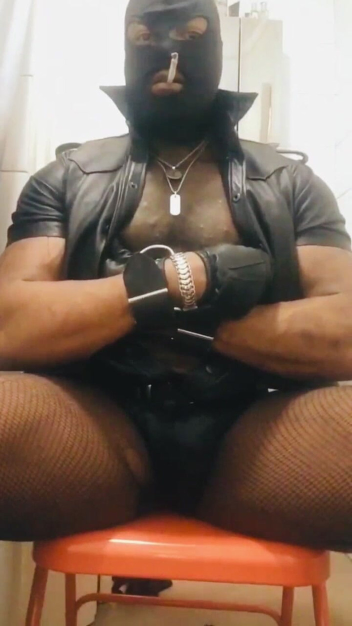 Black mature kinky muscle: Leren gespierde verbale rooksessie