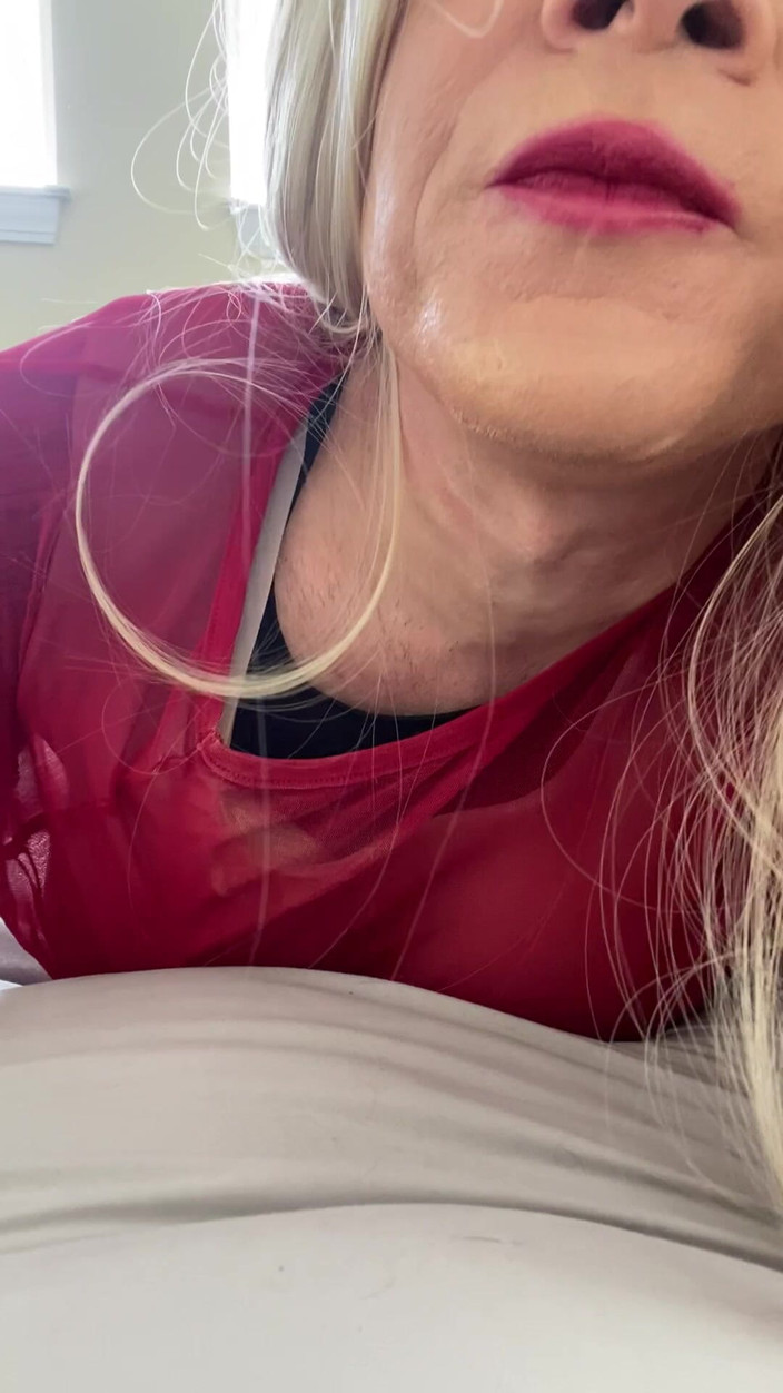 MadisonCD2025: ストッキングヒールのスカートを履いたアマチュアの女装者が夫を誘惑して部屋に誘い、フェラチオをするが、夫はミルフのワイルドについて話し続ける