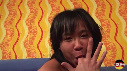 123XXX - 100% Amateurs: Küçük memeli bu vahşi sürtük o kremi yemek istiyor