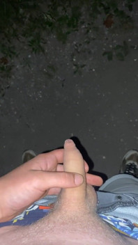 Tonåring pojke pissar utomhus