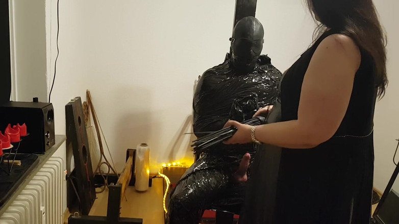 DOMINATRIX6: Foil Bondage Slave Parte 2 - Filme agarrado mumificado e bordado à loucura