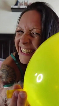 Dmucham cię głaskam Chcę cię drażnić moimi balonami, chcę oglądać, jak głaskasz swojego kutasa na każdy cios oddechu