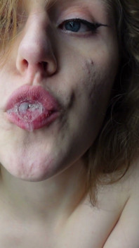 Bave Sur Mes Petits Seins Et Je Le Caresse En Eux