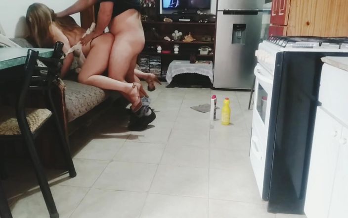 Activecouplearg: Sexy služka šuká šéfa a skončí pokrytá mrdkou