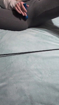 人妻用魔杖玩具自慰时被挠痒痒