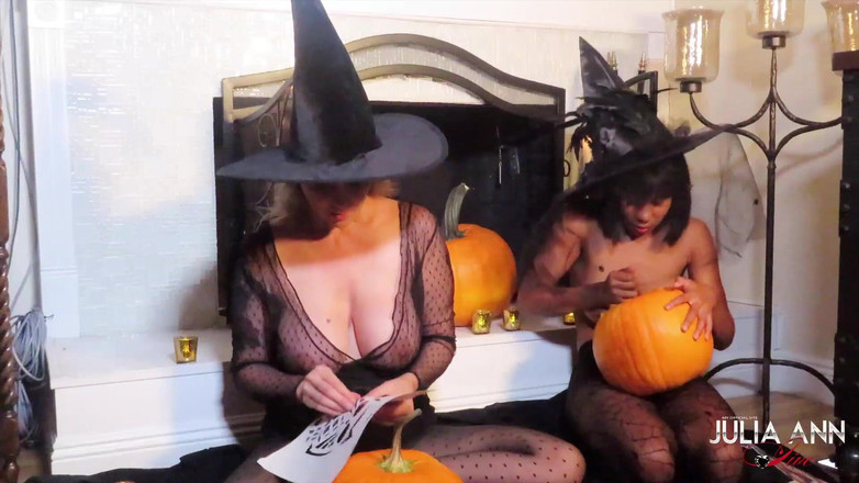 Julia Ann: Julia Ann en Jenna Foxx carve pompoenen