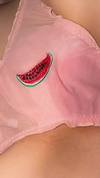 18+ nastolatka Godie ogląda porno, podczas gdy jej ojczym liże swoje mokre majtki i sutki