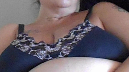 Sex hub couple: Jen is dildofucking her pussy in the chair