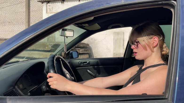 HotPrincessUA: Auto bloccata nel fango: masturbazione disperata, pompino sciatto e sborrata...