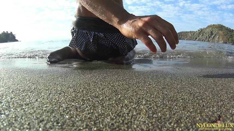 Nylondelux: Nylon plezier op het openbare strand