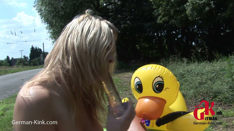 German Kink: Sexy miLF lesbiche sulla strada, nella piccola piscina, godersi 2gether