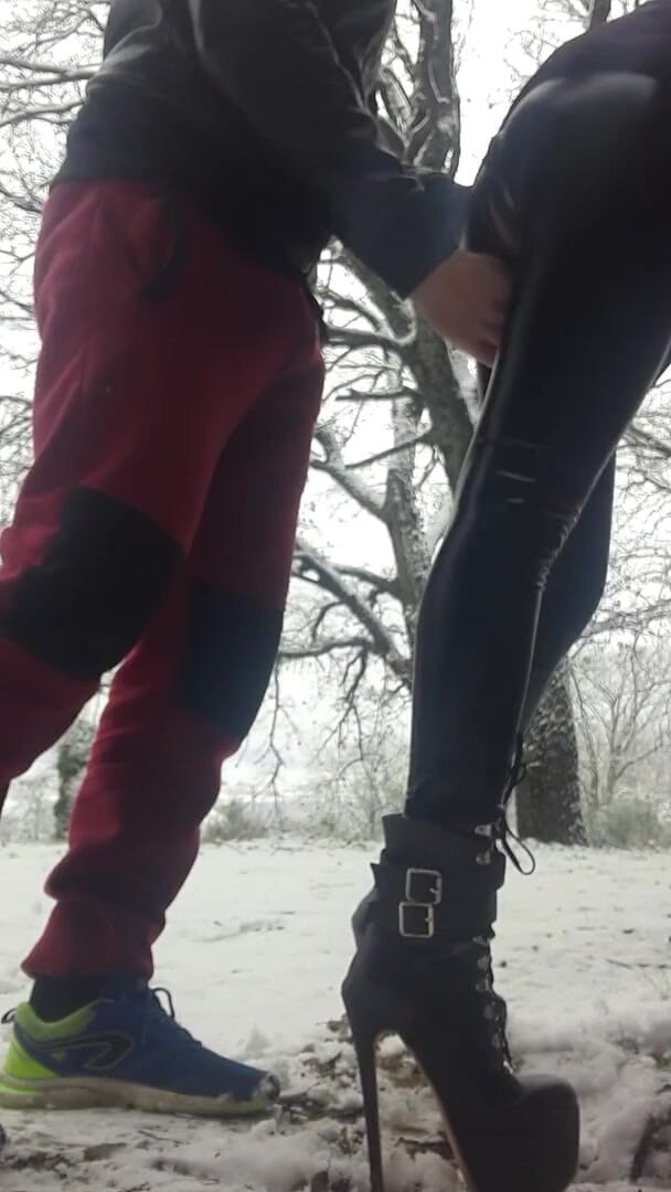 LauraOnHeels: Laura On Podpatky modelka 2021 video šukání ve stoje mezi sněhovou creampie