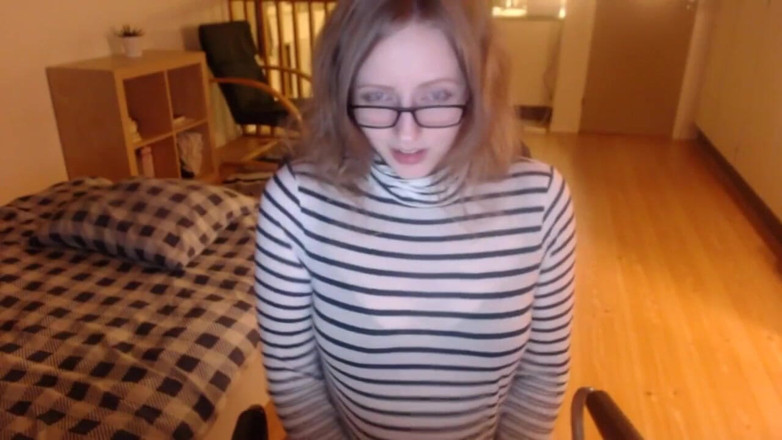 KissMyHips: Aku lagi asik fingering memekku pakai vibe dan fingering sampai...