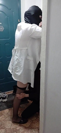 Doktor lesbian MILF memancut ke dalam mulut pesakit
