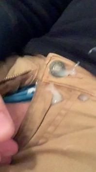 Mi sego e sborrando sul mio letto, nei miei jeans khaki